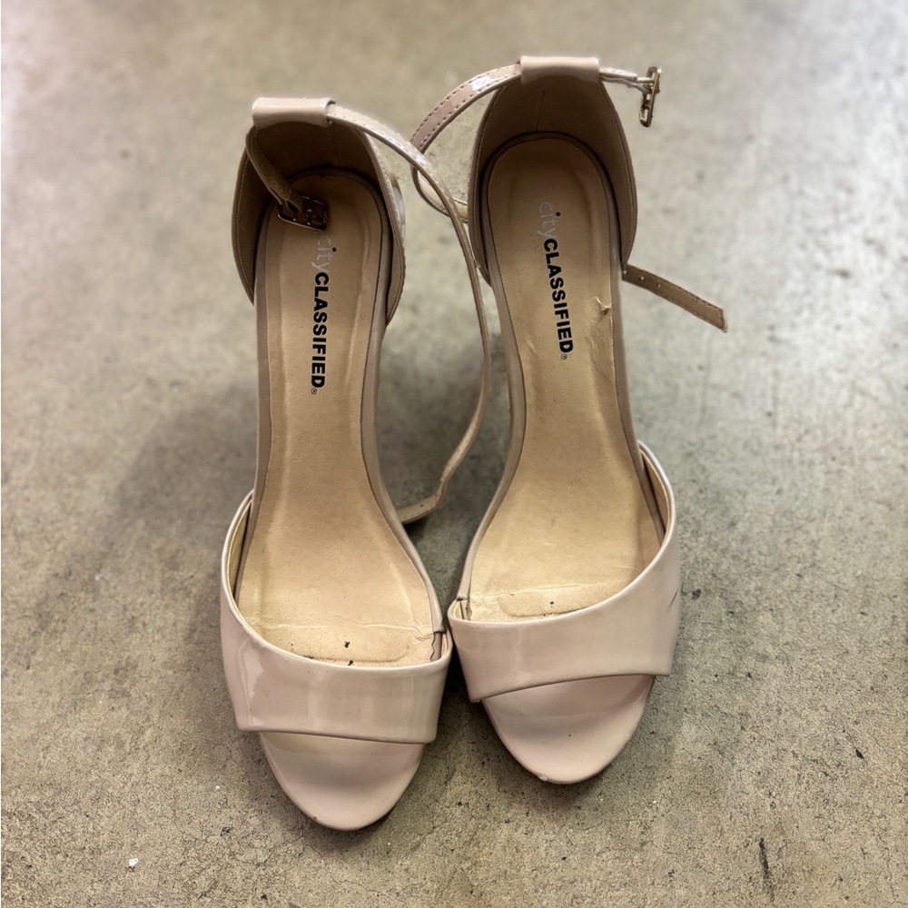 In great condition! Cream colored heels.